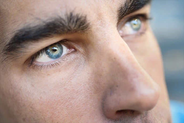 Close-up van een man met blauwe ogen.