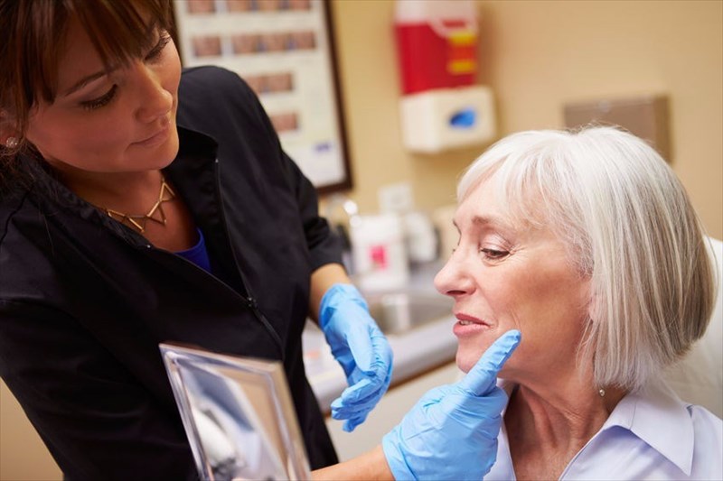 How is Botox administered and what wrinkles does Botox treat?