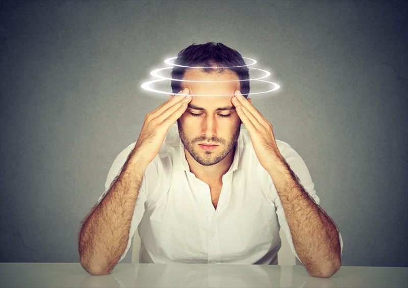 What are the symptoms of labyrinthitis?