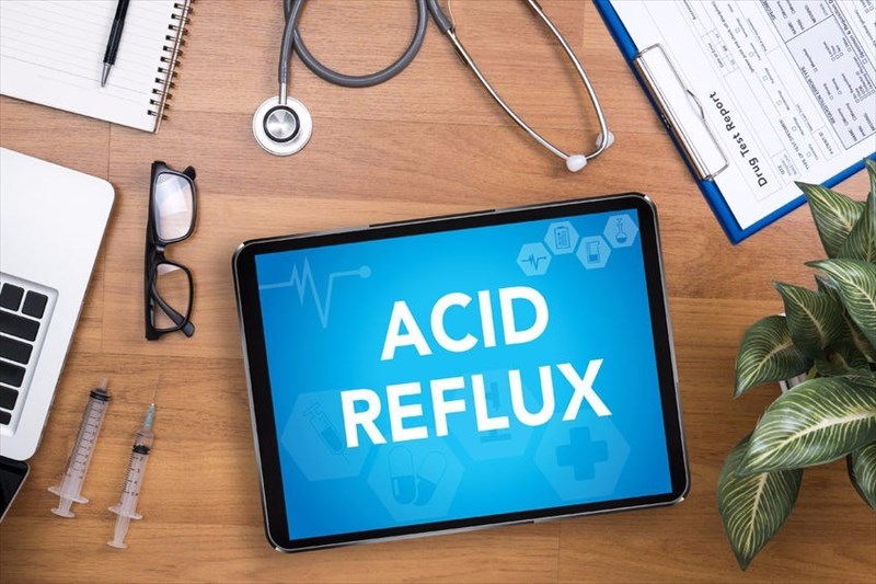 What are the complications and risk factors for GERD and acid reflux in infants and children?