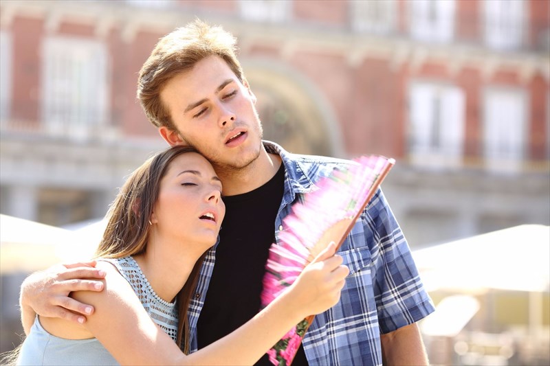 What are the risk factors for hyperthermia?