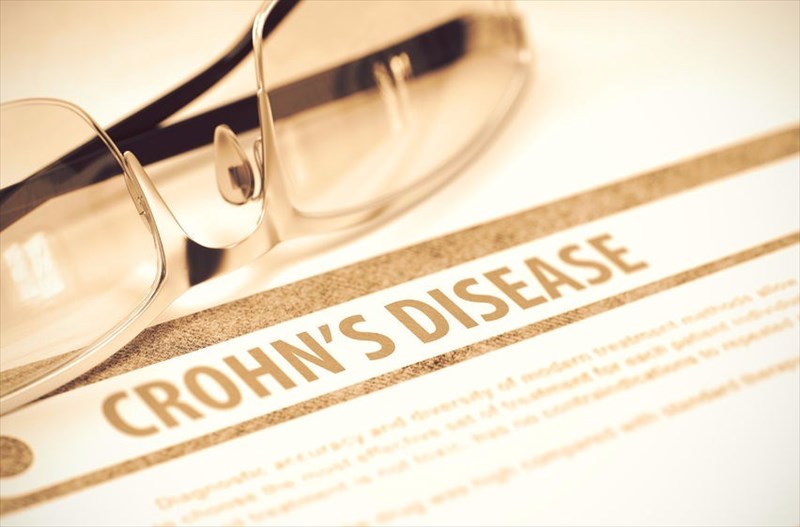 What are the lifestyle changes that can be made and the outlook for Crohn's disease?