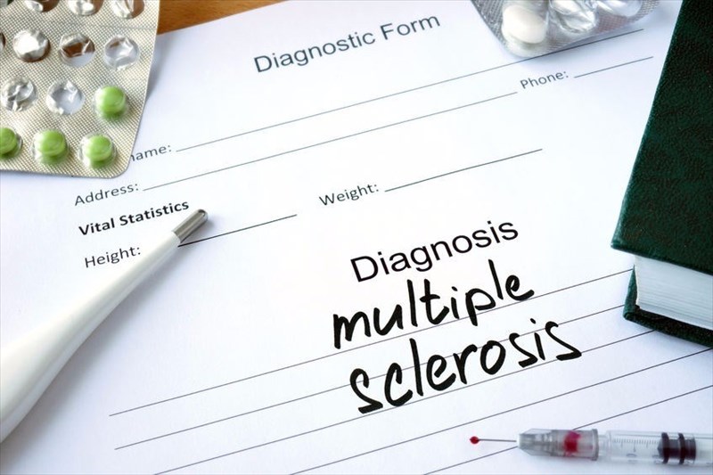 What are the symptoms of multiple sclerosis (MS)?