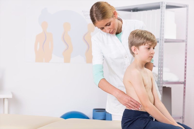 How is scoliosis diagnosed?