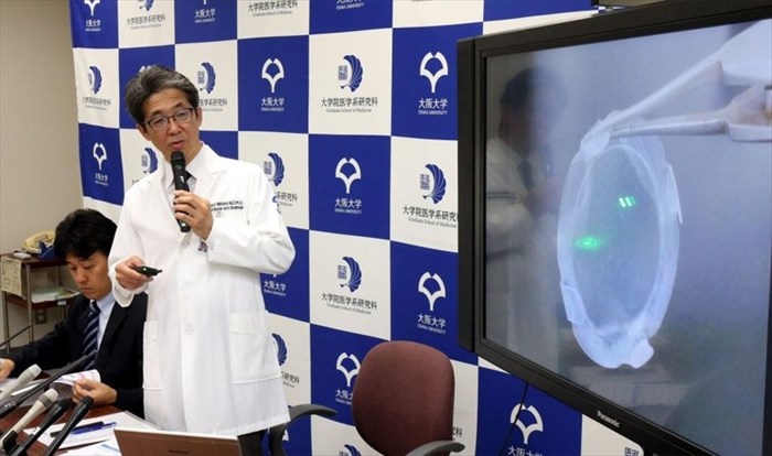 Koji Nishida announcing corneal transplant using iPS cells