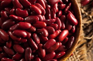 Raw red kidney beans in a bowl.